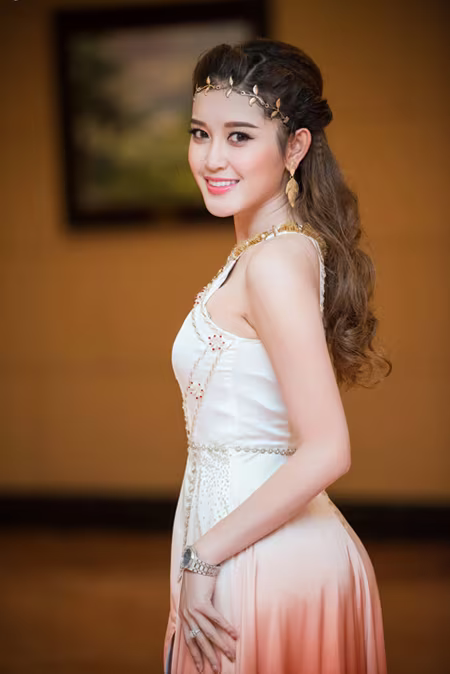 Hình ảnh Á hậu Huyền My siêu gợi cảm trong lần đầu làm MC ảnh 4 Hình ảnh Á hậu Huyền My siêu gợi cảm trong lần đầu làm MC ảnh 4
