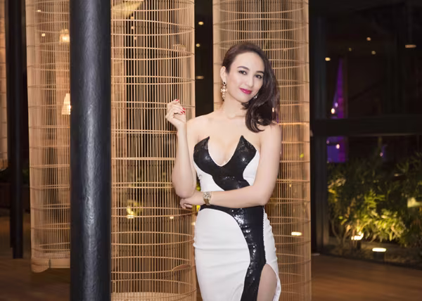 Hoa hậu Ngọc Diễm bất ngờ khoe vòng 1 "khủng" ảnh 4 Hoa hậu Ngọc Diễm bất ngờ khoe vòng 1 "khủng" ảnh 4