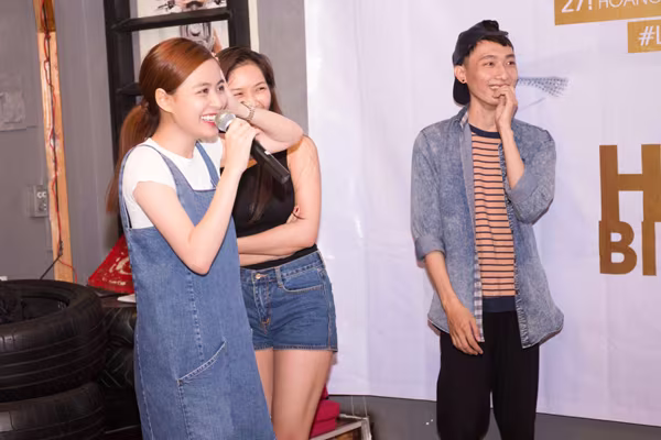 Hoàng Thuỳ Linh giản dị trong tiệc sinh nhật do người hâm mộ tổ chức ảnh 3