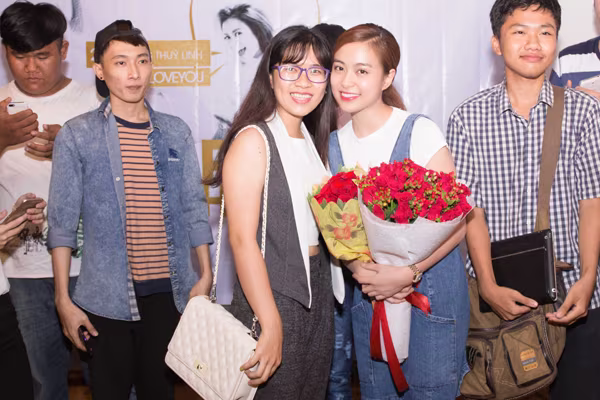 Hoàng Thuỳ Linh giản dị trong tiệc sinh nhật do người hâm mộ tổ chức ảnh 5