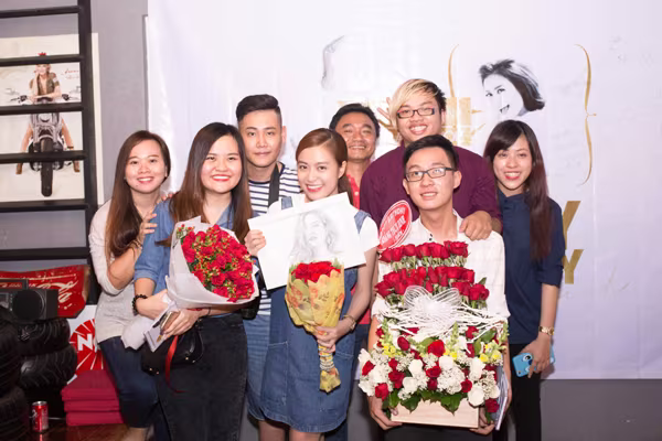 Hoàng Thuỳ Linh giản dị trong tiệc sinh nhật do người hâm mộ tổ chức ảnh 6