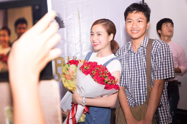 Hoàng Thuỳ Linh giản dị trong tiệc sinh nhật do người hâm mộ tổ chức ảnh 1