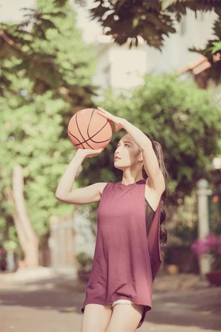 Hoa hậu Triệu Thị Hà khoe tài chơi bóng rổ ảnh 3 Hoa hậu Triệu Thị Hà khoe tài chơi bóng rổ ảnh 3