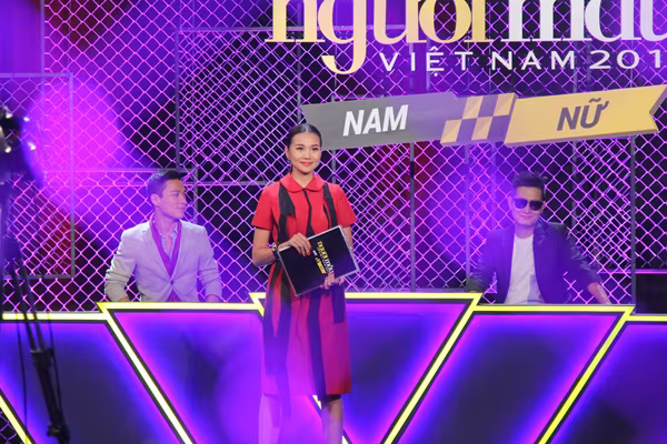 Những biểu cảm khó đỡ của Host Thanh Hằng trong vòng đánh giá và loại ảnh 2 Những biểu cảm khó đỡ của Host Thanh Hằng trong vòng đánh giá và loại ảnh 2