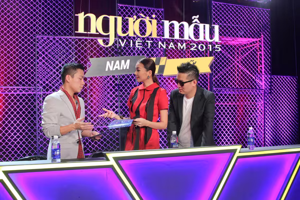 Những biểu cảm khó đỡ của Host Thanh Hằng trong vòng đánh giá và loại ảnh 7 Những biểu cảm khó đỡ của Host Thanh Hằng trong vòng đánh giá và loại ảnh 7