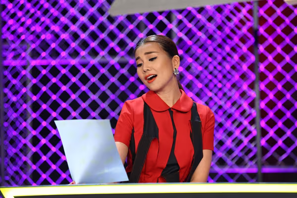 Những biểu cảm khó đỡ của Host Thanh Hằng trong vòng đánh giá và loại ảnh 8 Những biểu cảm khó đỡ của Host Thanh Hằng trong vòng đánh giá và loại ảnh 8