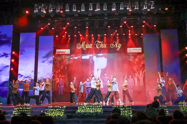 Sống lại thời khắc hào hùng "Mùa thu ấy" ảnh 1 Sống lại thời khắc hào hùng "Mùa thu ấy" ảnh 1