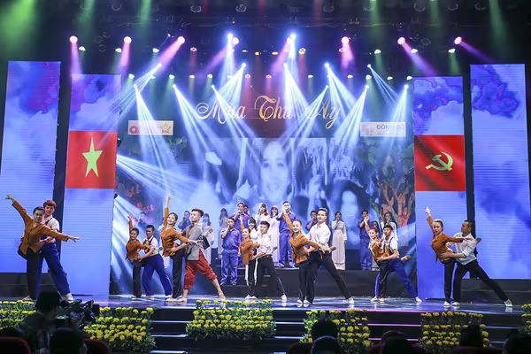 Sống lại thời khắc hào hùng "Mùa thu ấy" ảnh 3 Sống lại thời khắc hào hùng "Mùa thu ấy" ảnh 3