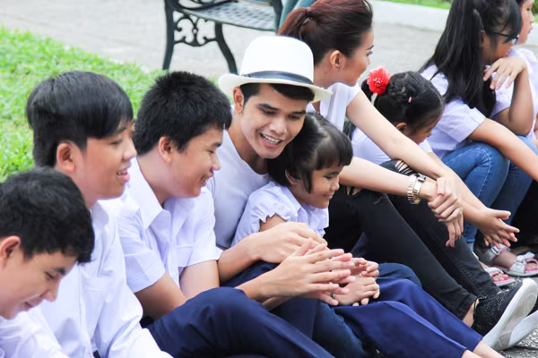 Thanh Hằng giản dị dẫn thí sinh người mẫu đi thăm trẻ em khiếm thị ảnh 6 Thanh Hằng giản dị dẫn thí sinh người mẫu đi thăm trẻ em khiếm thị ảnh 6