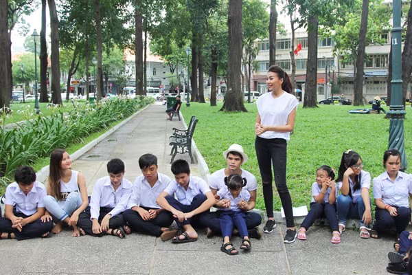 Thanh Hằng giản dị dẫn thí sinh người mẫu đi thăm trẻ em khiếm thị ảnh 5 Thanh Hằng giản dị dẫn thí sinh người mẫu đi thăm trẻ em khiếm thị ảnh 5