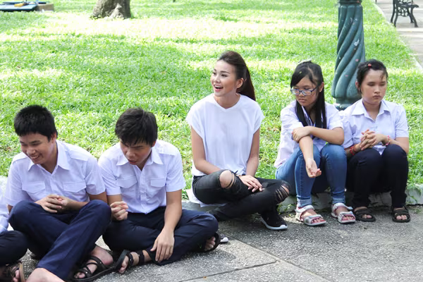 Thanh Hằng giản dị dẫn thí sinh người mẫu đi thăm trẻ em khiếm thị ảnh 3 Thanh Hằng giản dị dẫn thí sinh người mẫu đi thăm trẻ em khiếm thị ảnh 3