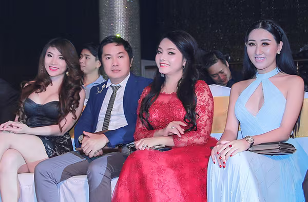 Hoa hậu Huỳnh Thuý Anh khoe nhan sắc "hút hồn" trên thảm đỏ ảnh 8 Hoa hậu Huỳnh Thuý Anh khoe nhan sắc "hút hồn" trên thảm đỏ ảnh 8