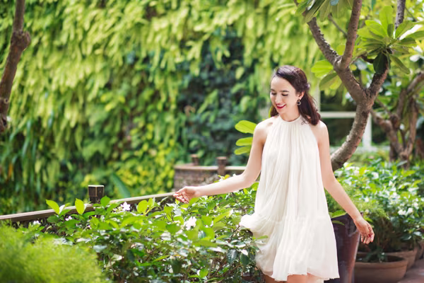 Hoa hậu Ngọc Diễm gợi cảm khoe lưng ong xuống phố ảnh 5