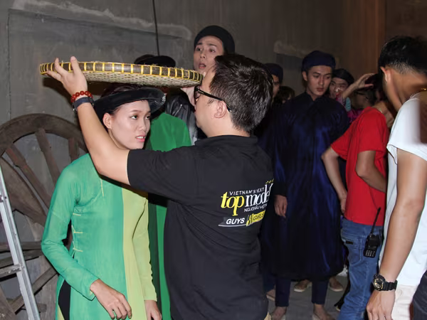 Top 10 Vietnam’s Next Top Model 2015 tìm hiểu về áo dài Việt Nam ảnh 4