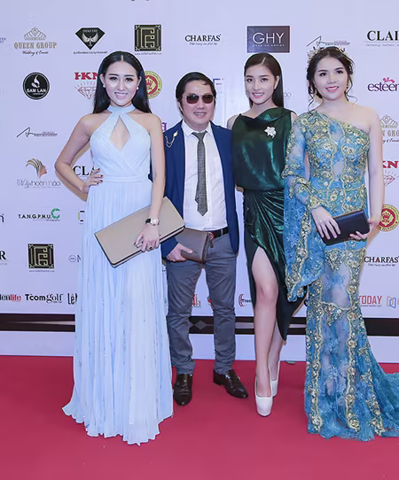 Hoa hậu Huỳnh Thuý Anh khoe nhan sắc "hút hồn" trên thảm đỏ ảnh 5 Hoa hậu Huỳnh Thuý Anh khoe nhan sắc "hút hồn" trên thảm đỏ ảnh 5