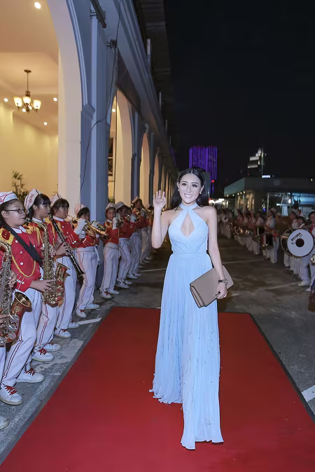 Hoa hậu Huỳnh Thuý Anh khoe nhan sắc "hút hồn" trên thảm đỏ ảnh 2 Hoa hậu Huỳnh Thuý Anh khoe nhan sắc "hút hồn" trên thảm đỏ ảnh 2