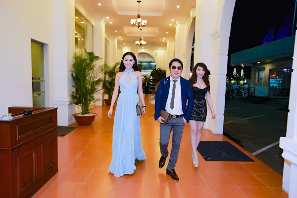 Hoa hậu Huỳnh Thuý Anh khoe nhan sắc "hút hồn" trên thảm đỏ ảnh 6 Hoa hậu Huỳnh Thuý Anh khoe nhan sắc "hút hồn" trên thảm đỏ ảnh 6