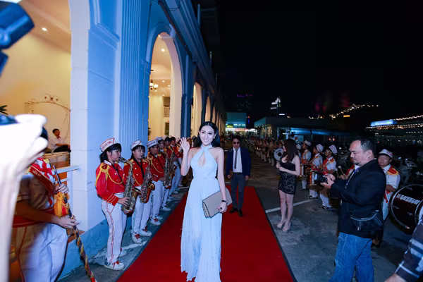 Hoa hậu Huỳnh Thuý Anh khoe nhan sắc "hút hồn" trên thảm đỏ ảnh 1 Hoa hậu Huỳnh Thuý Anh khoe nhan sắc "hút hồn" trên thảm đỏ ảnh 1