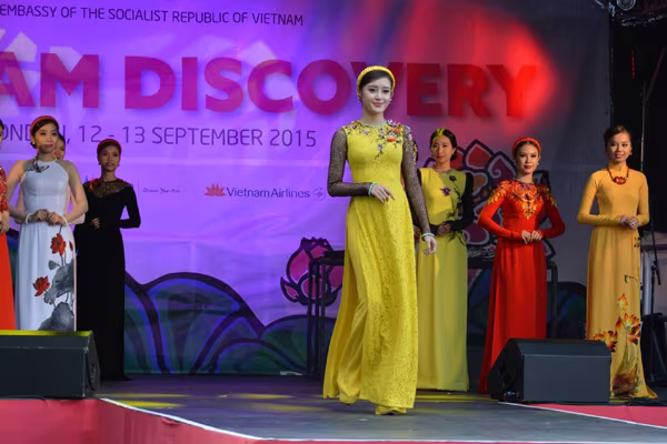 Huyền My, Hương Giang trình diễn và đấu giá áo dài ở Anh ảnh 8 Huyền My, Hương Giang trình diễn và đấu giá áo dài ở Anh ảnh 8