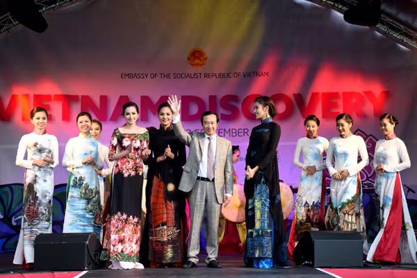 Huyền My, Hương Giang trình diễn và đấu giá áo dài ở Anh ảnh 3 Huyền My, Hương Giang trình diễn và đấu giá áo dài ở Anh ảnh 3