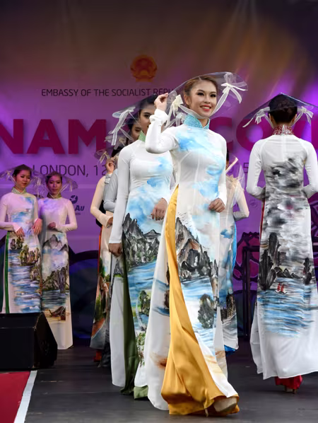 Huyền My, Hương Giang trình diễn và đấu giá áo dài ở Anh ảnh 6 Huyền My, Hương Giang trình diễn và đấu giá áo dài ở Anh ảnh 6