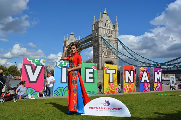 Huyền My, Hương Giang trình diễn và đấu giá áo dài ở Anh ảnh 4 Huyền My, Hương Giang trình diễn và đấu giá áo dài ở Anh ảnh 4