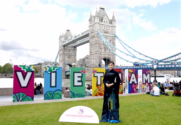 Huyền My, Hương Giang trình diễn và đấu giá áo dài ở Anh ảnh 2 Huyền My, Hương Giang trình diễn và đấu giá áo dài ở Anh ảnh 2