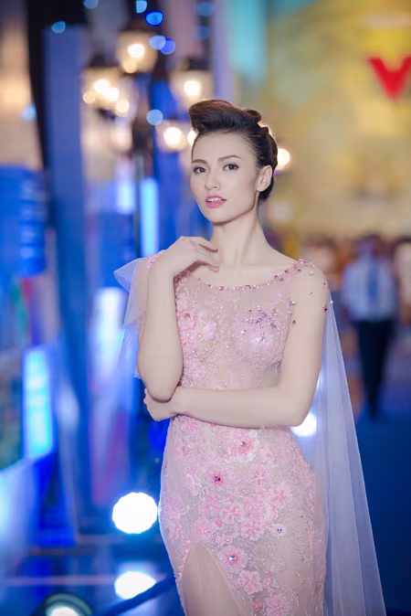 Hồng Quế diện váy xuyên thấu, nổi bật tại sự kiện ảnh 1 Hồng Quế diện váy xuyên thấu, nổi bật tại sự kiện ảnh 1
