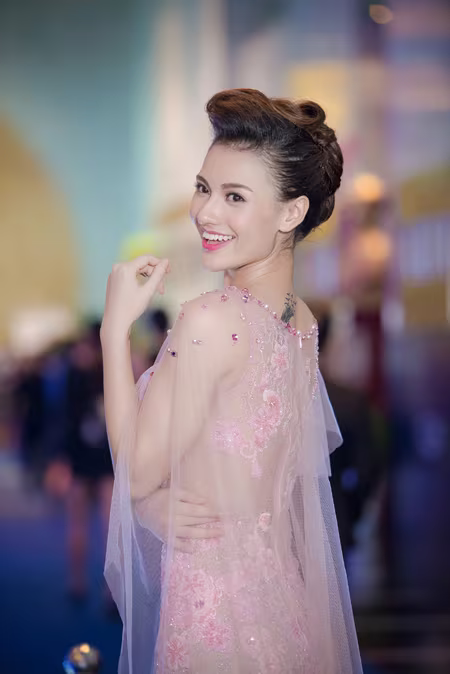 Hồng Quế diện váy xuyên thấu, nổi bật tại sự kiện ảnh 2 Hồng Quế diện váy xuyên thấu, nổi bật tại sự kiện ảnh 2