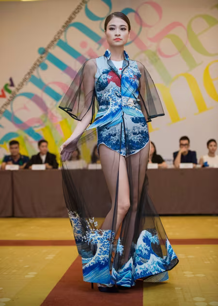 Người mẫu Nguyễn Tú "đốt mắt" khán giả với trang phục "kín trên hở dưới" ảnh 5 Người mẫu Nguyễn Tú "đốt mắt" khán giả với trang phục "kín trên hở dưới" ảnh 5