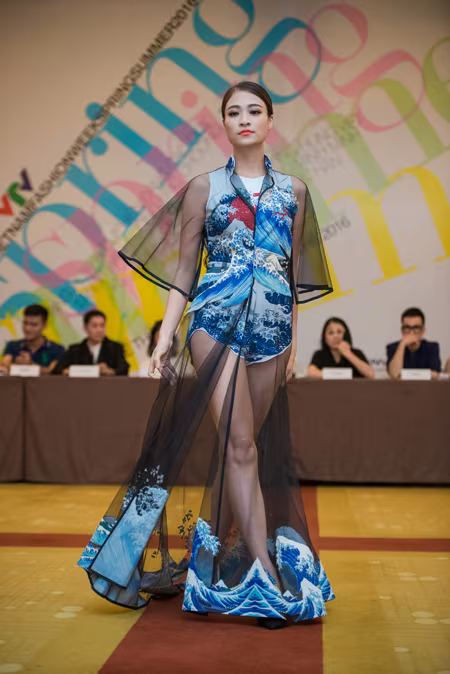 Người mẫu Nguyễn Tú "đốt mắt" khán giả với trang phục "kín trên hở dưới" ảnh 3 Người mẫu Nguyễn Tú "đốt mắt" khán giả với trang phục "kín trên hở dưới" ảnh 3