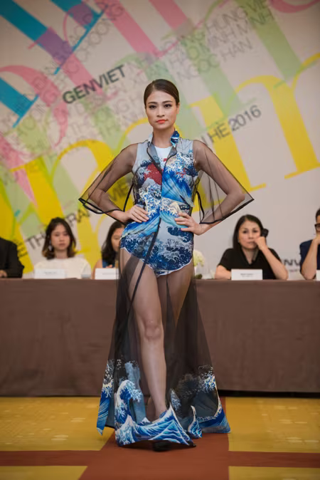 Người mẫu Nguyễn Tú "đốt mắt" khán giả với trang phục "kín trên hở dưới" ảnh 2 Người mẫu Nguyễn Tú "đốt mắt" khán giả với trang phục "kín trên hở dưới" ảnh 2