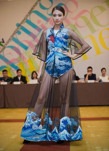 Người mẫu Nguyễn Tú "đốt mắt" khán giả với trang phục "kín trên hở dưới" ảnh 4 Người mẫu Nguyễn Tú "đốt mắt" khán giả với trang phục "kín trên hở dưới" ảnh 4