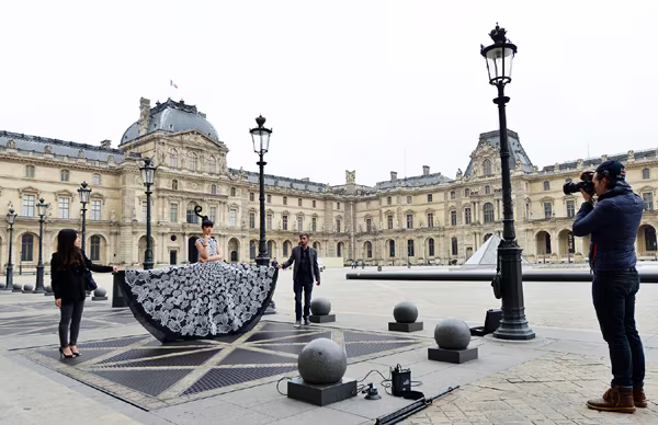 Khởi động show thời trang tại sàn diễn nổi trên sông Seine - Paris ảnh 2