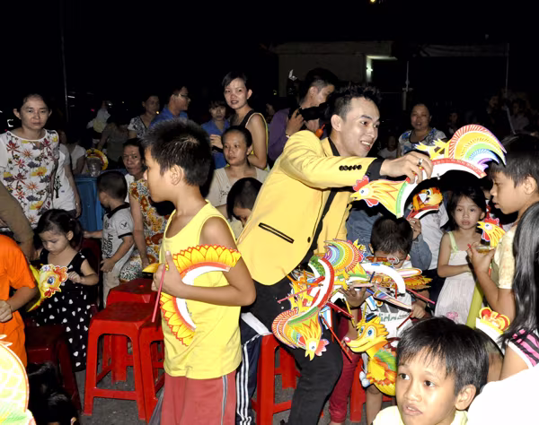 MC Kim Trang và dàn nghệ sĩ tặng quà Trung thu cho trẻ em nghèo ảnh 7 MC Kim Trang và dàn nghệ sĩ tặng quà Trung thu cho trẻ em nghèo ảnh 7