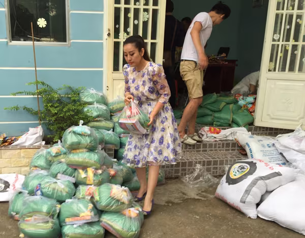 MC Kim Trang và dàn nghệ sĩ tặng quà Trung thu cho trẻ em nghèo ảnh 1 MC Kim Trang và dàn nghệ sĩ tặng quà Trung thu cho trẻ em nghèo ảnh 1