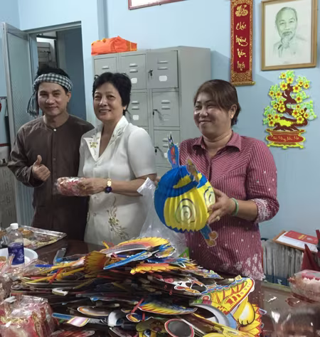 MC Kim Trang và dàn nghệ sĩ tặng quà Trung thu cho trẻ em nghèo ảnh 8 MC Kim Trang và dàn nghệ sĩ tặng quà Trung thu cho trẻ em nghèo ảnh 8