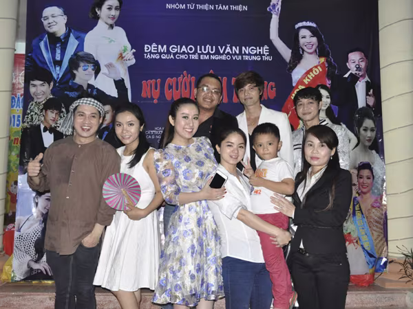 MC Kim Trang và dàn nghệ sĩ tặng quà Trung thu cho trẻ em nghèo ảnh 3 MC Kim Trang và dàn nghệ sĩ tặng quà Trung thu cho trẻ em nghèo ảnh 3