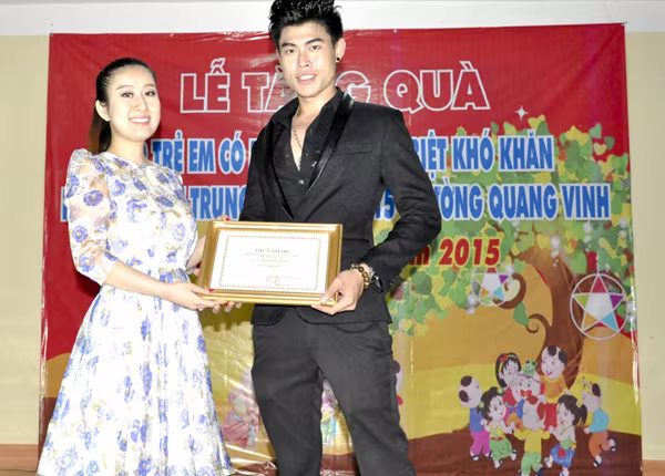 MC Kim Trang và dàn nghệ sĩ tặng quà Trung thu cho trẻ em nghèo ảnh 10 MC Kim Trang và dàn nghệ sĩ tặng quà Trung thu cho trẻ em nghèo ảnh 10