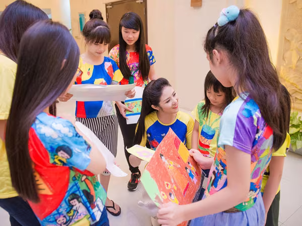 Ngọc Hân "biến" tranh vẽ thành áo trung thu tặng trẻ em ảnh 4