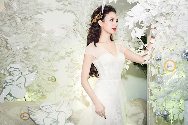 Hoa hậu Ngọc Diễm quyến rũ với style công chúa làm MC ảnh 2