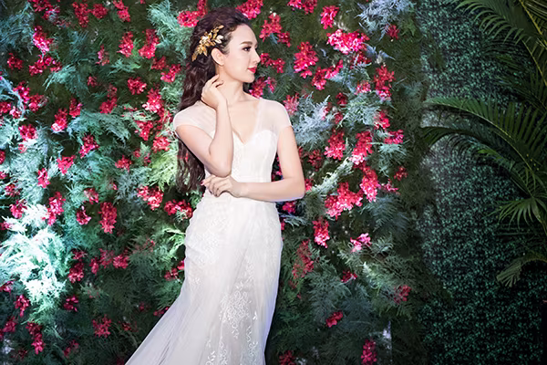 Hoa hậu Ngọc Diễm quyến rũ với style công chúa làm MC ảnh 6