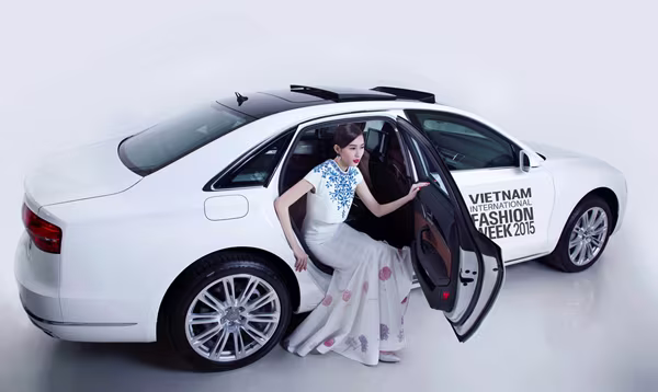 Hoa hậu Đặng Thu Thảo "diện" thiết kế Haute Couture sành điệu bên xế sang ảnh 3 Hoa hậu Đặng Thu Thảo "diện" thiết kế Haute Couture sành điệu bên xế sang ảnh 3