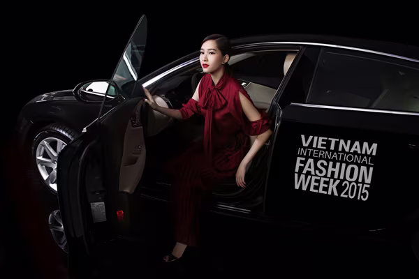 Hoa hậu Đặng Thu Thảo "diện" thiết kế Haute Couture sành điệu bên xế sang ảnh 7 Hoa hậu Đặng Thu Thảo "diện" thiết kế Haute Couture sành điệu bên xế sang ảnh 7