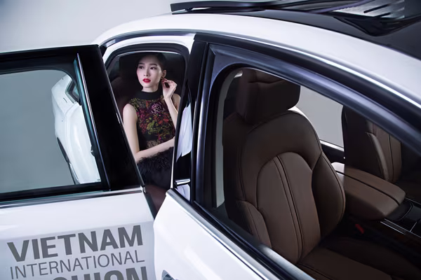 Hoa hậu Đặng Thu Thảo "diện" thiết kế Haute Couture sành điệu bên xế sang ảnh 4 Hoa hậu Đặng Thu Thảo "diện" thiết kế Haute Couture sành điệu bên xế sang ảnh 4