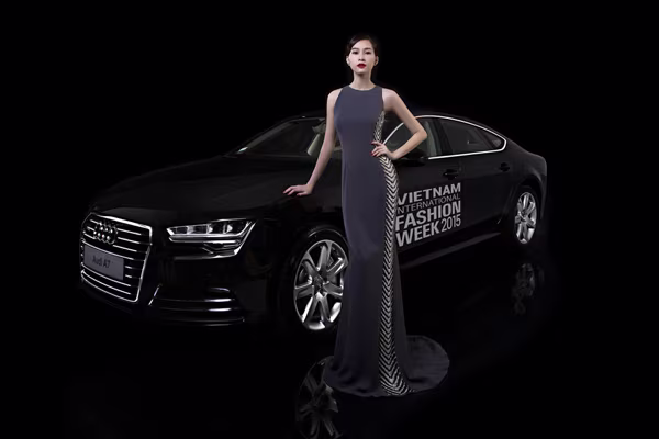 Hoa hậu Đặng Thu Thảo "diện" thiết kế Haute Couture sành điệu bên xế sang ảnh 2 Hoa hậu Đặng Thu Thảo "diện" thiết kế Haute Couture sành điệu bên xế sang ảnh 2