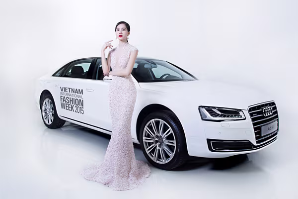 Hoa hậu Đặng Thu Thảo "diện" thiết kế Haute Couture sành điệu bên xế sang ảnh 1 Hoa hậu Đặng Thu Thảo "diện" thiết kế Haute Couture sành điệu bên xế sang ảnh 1