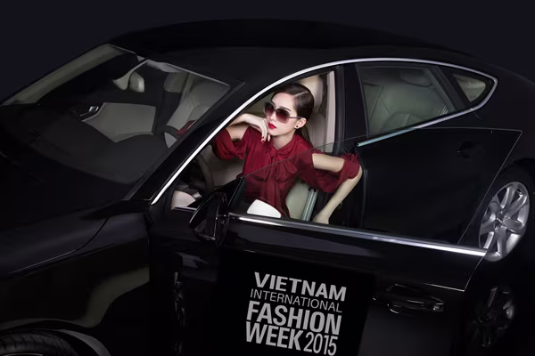 Hoa hậu Đặng Thu Thảo "diện" thiết kế Haute Couture sành điệu bên xế sang ảnh 5 Hoa hậu Đặng Thu Thảo "diện" thiết kế Haute Couture sành điệu bên xế sang ảnh 5