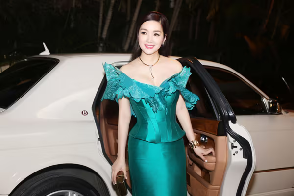 "Người đẹp không tuổi" Giáng My khoe ngực đầy gợi cảm ảnh 2