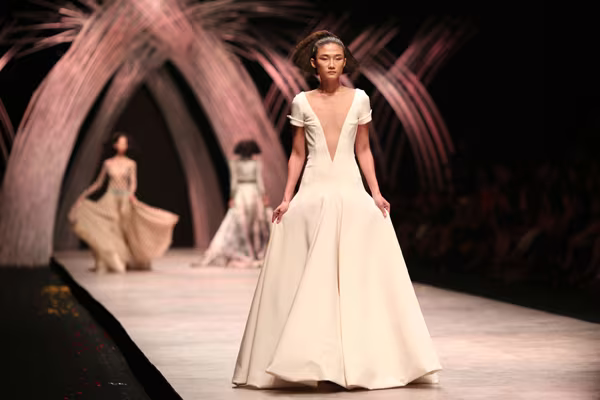 "Kều nữ" Hồng Xuân ấn tượng trong show diễn của NTK nổi tiếng nước Pháp ảnh 4